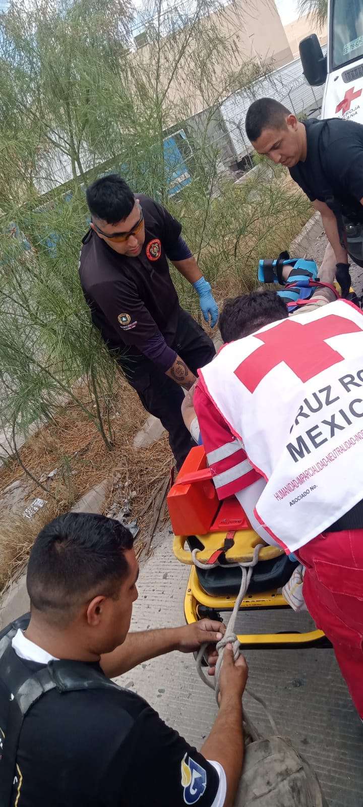 Rescatan a lesionado del canal pluvial en la colonia 12 de Julio