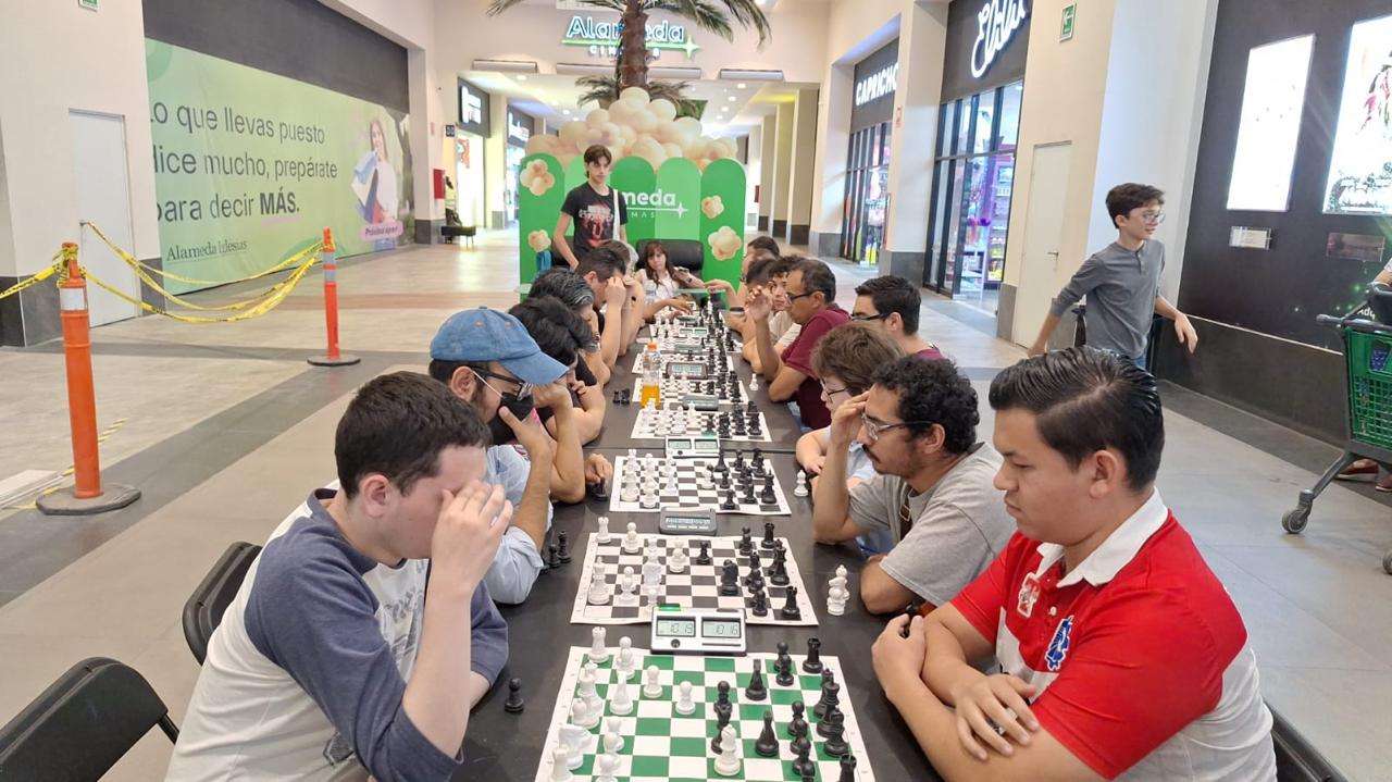 Gana Sebastián Flores el torneo semanal de ajedrez en Alameda Iglesias