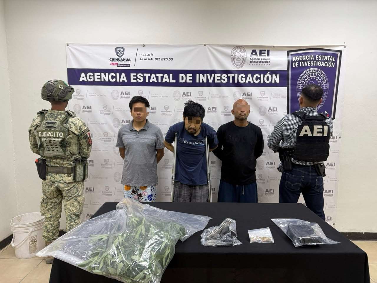 Detienen a tres, se les asegura, dos matas de mariguana y una arma de fuego 