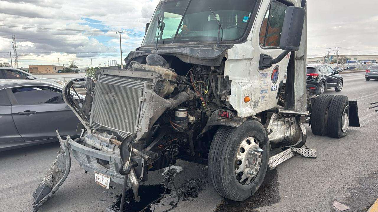 Chocan dos tráileres y un auto en el bulevar Independencia