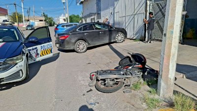 Resulta motociclista lesionado por choque en cruce de cuatro altos