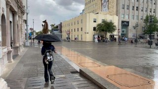 Sorprende lluvia al centro de Chihuahua 