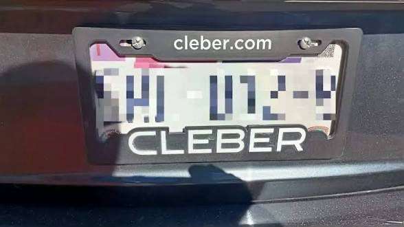Reponen sin costo placas vehiculares con desprendimiento de pintura 