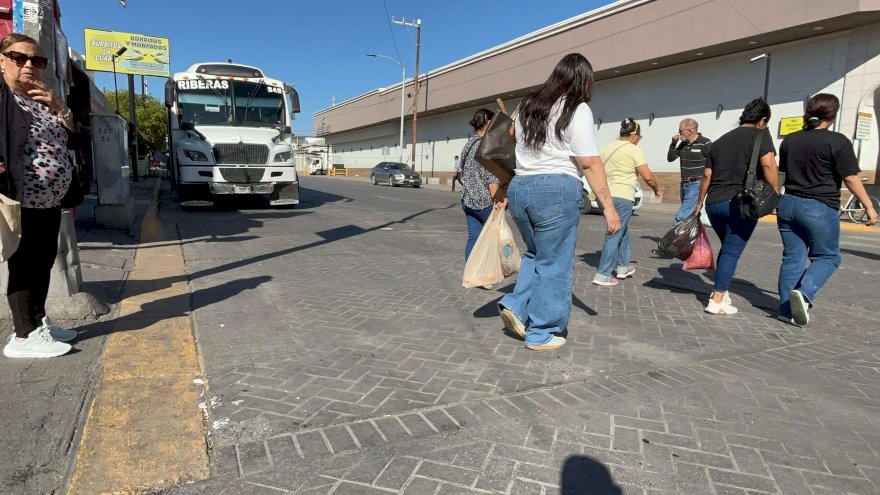 Caos vial en la Niños Héroes por baches, zanjas y deformaciones 