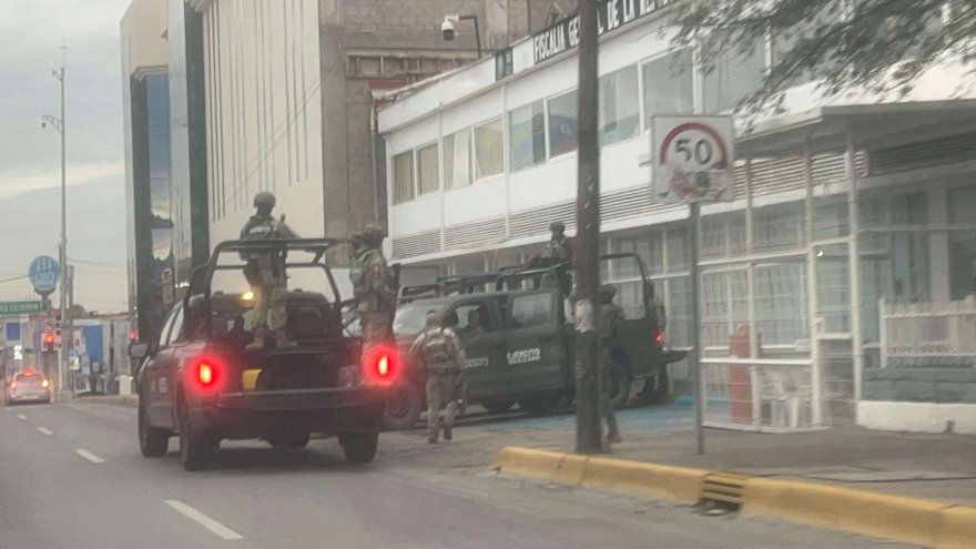 Despliegan operativo de seguridad en la FGR por traslado de detenidos 