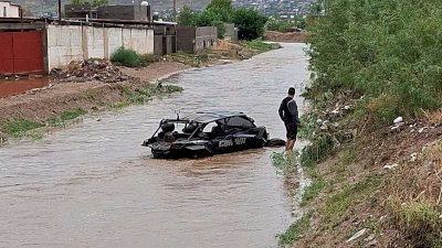 Rescatan a uno atrapado en arroyo en Los Llanos