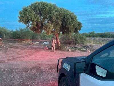 Localizan ejecutado a balazos en brecha de carretera a Juárez