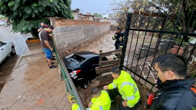 Muere luego de ser arrastrado en su vehículo por corriente durante lluvia