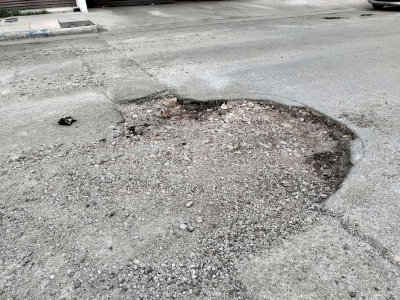 Exigen vecinos reparar socavón que reapareció en la calle 21