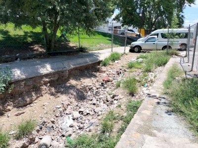 Sigue la alberca de Shrek como foco de inseguridad y basura