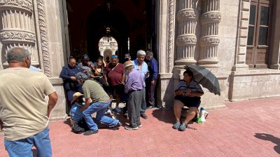 Se encadenan Virginia Márquez y Dionisia Chaparro afuera de Palacio 