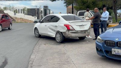 Provoca carambola por meterse a estacionamiento del Palomar
