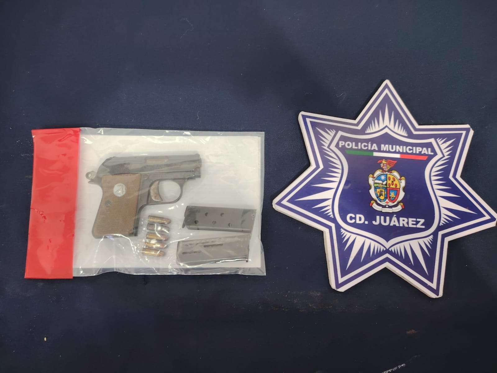 Entrega ciudadana arma de fuego a policías