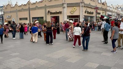 Disfrutan chihuahuenses de pachangón en la Plaza de Armas 