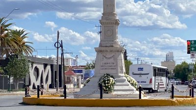 Colocan coronas florales en monumento a Benito Juárez