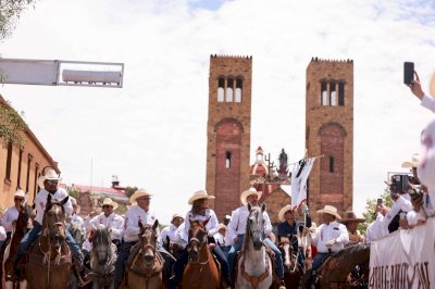 Participa Cruz en la tradicional Cabalgata Villista en Parral
