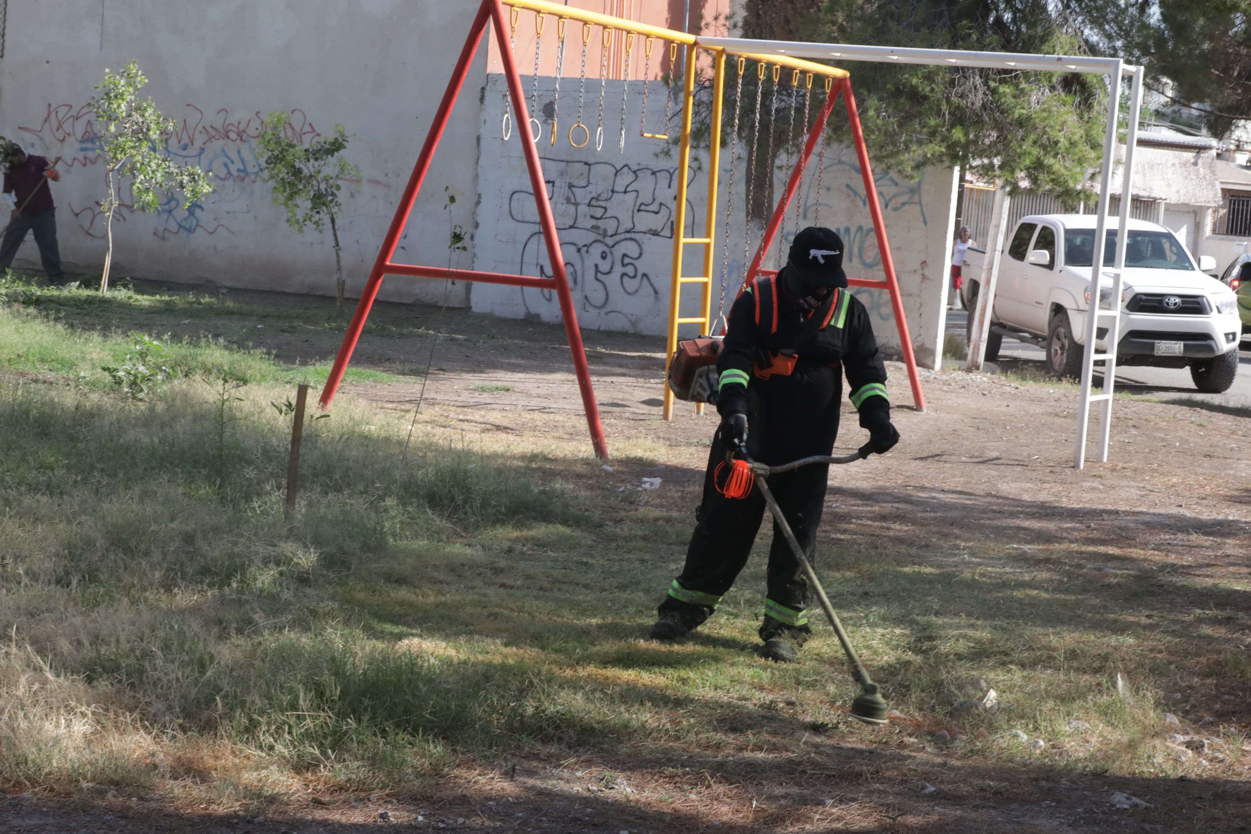 Realizan mantenimiento en parque del fraccionamiento Monumental