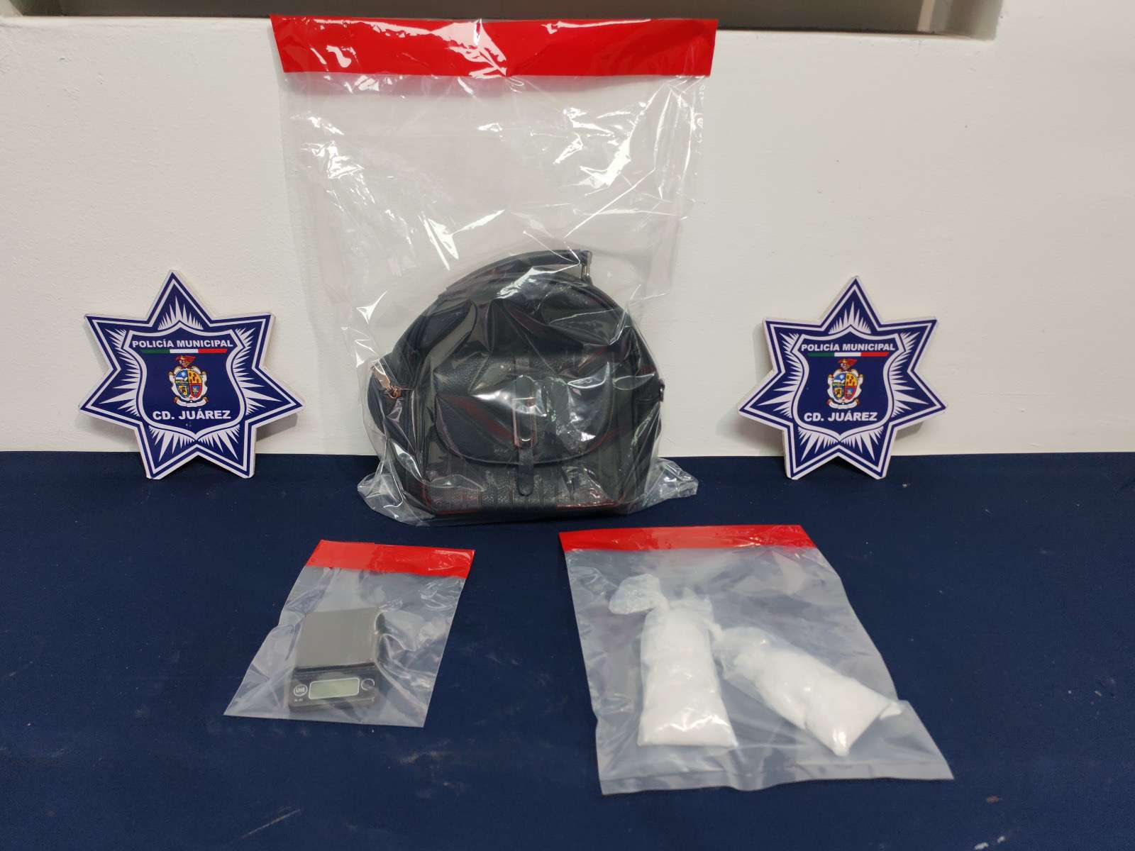 Detienen a mujer y aseguran 127 gramos de cristal