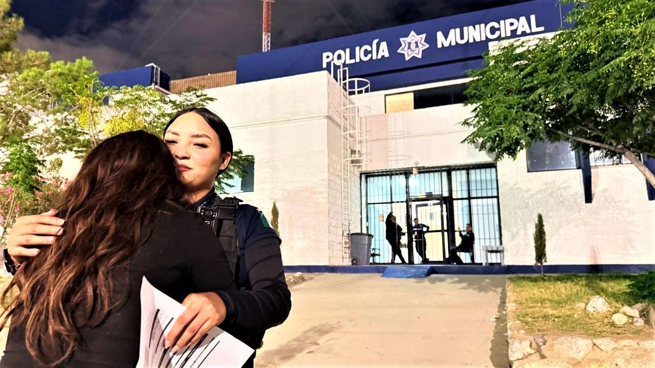Rescatan a mujer que intentaba lanzarse de puente 