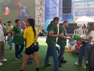 Regalan balones y jerseys del Tri en la Plaza del Ángel