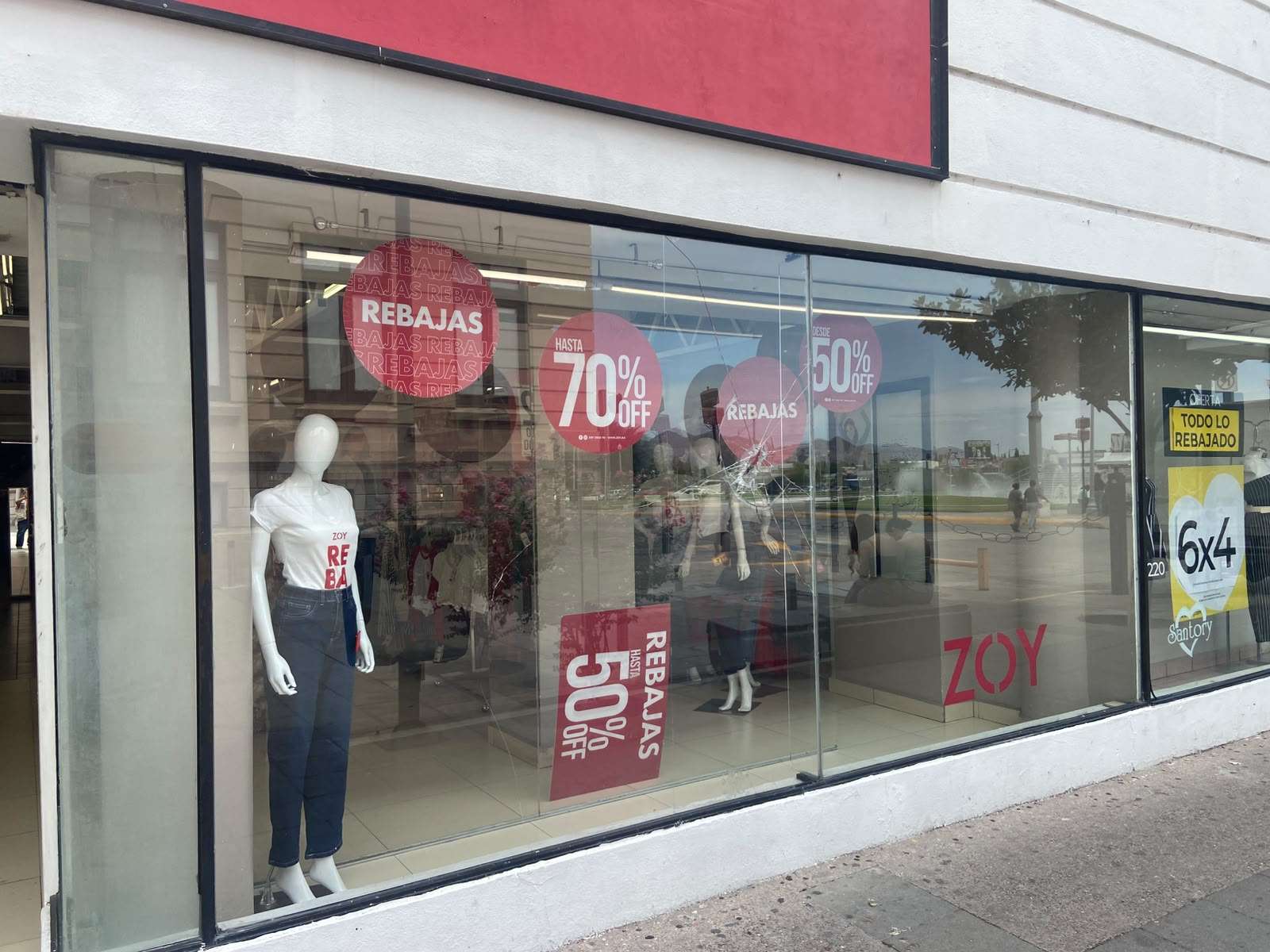 Destrozan delincuentes ventanal de tienda de ropa en el Centro