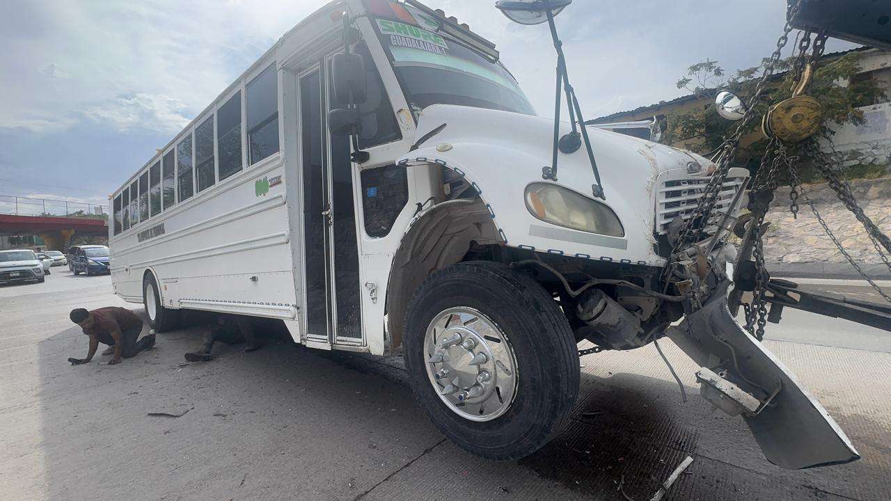 Impacta camión de personal a unidad de transporte y deja 10 lesionados