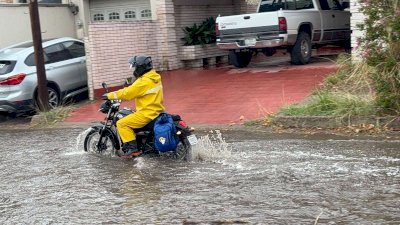 Colapsan intensas lluvias vialidades de la ciudad