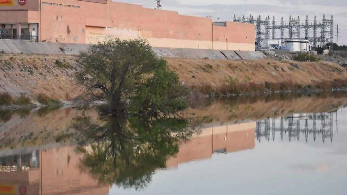 Elevan lluvias nivel de diques en la ciudad