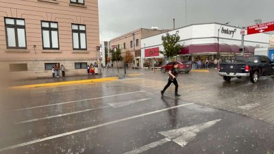 Cae intensa lluvia en Chihuahua; piden extremar precauciones