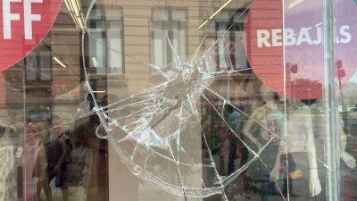 Destrozan delincuentes ventanal de tienda de ropa en el Centro