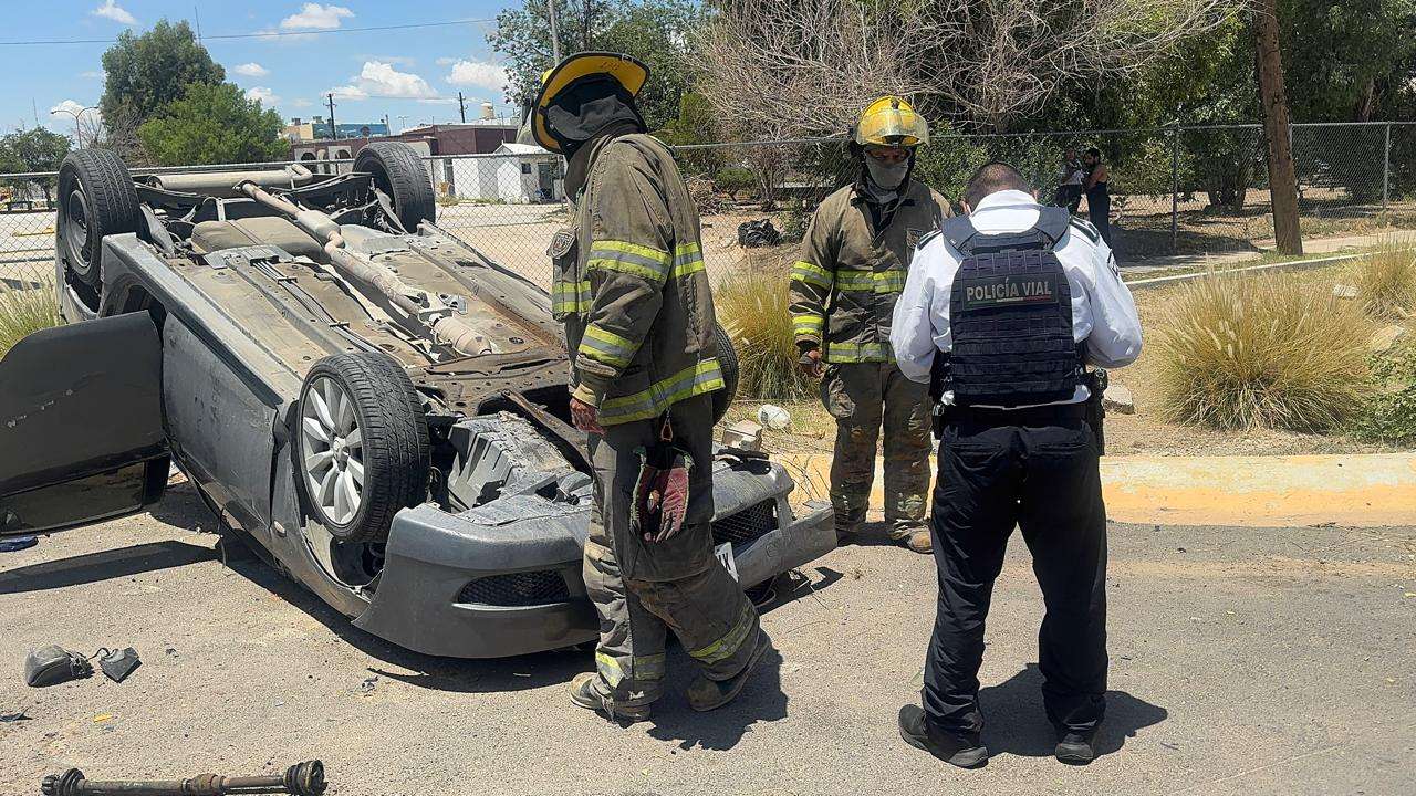 Se vuelva automóvil frente al Pueblito Mexicano 