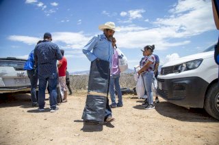 Ofrecen tramos de hule para proteger viviendas por lluvias 