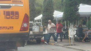 Bloquea chofer carril de la Tecnológico por comprar barbacoa