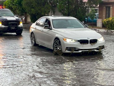 Queda varada conductora al cruzar arroyo en Jardines del Santuario