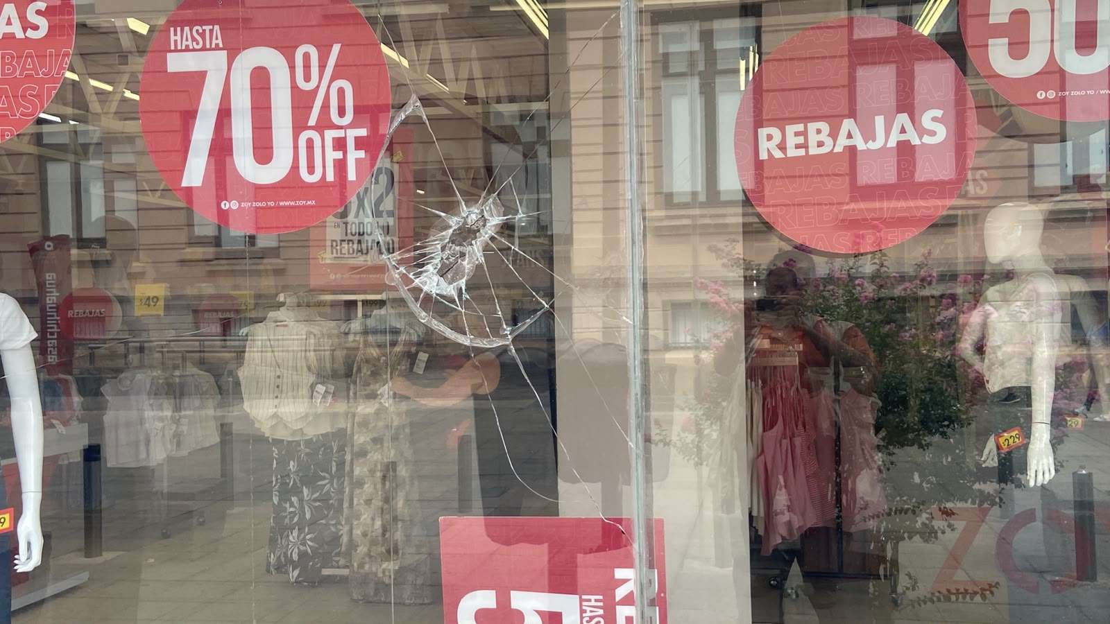 Destrozan delincuentes ventanal de tienda de ropa en el Centro