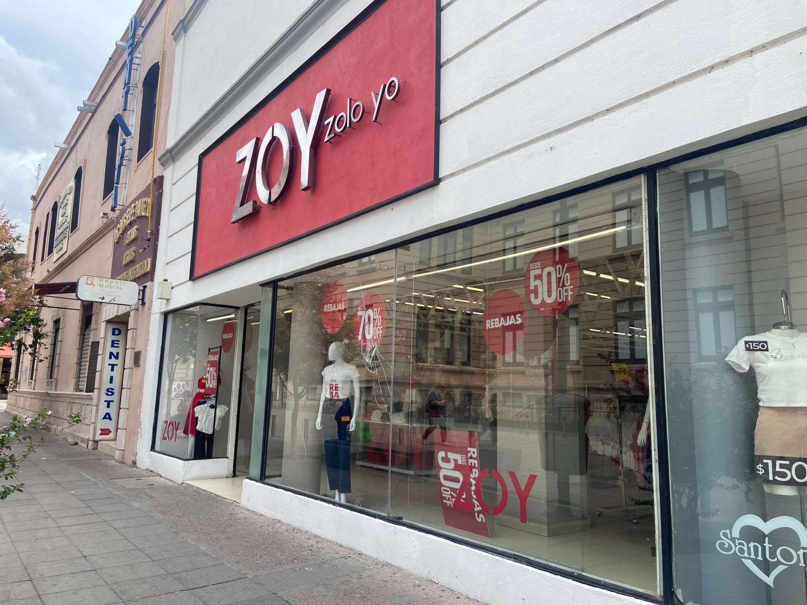 Destrozan delincuentes ventanal de tienda de ropa en el Centro