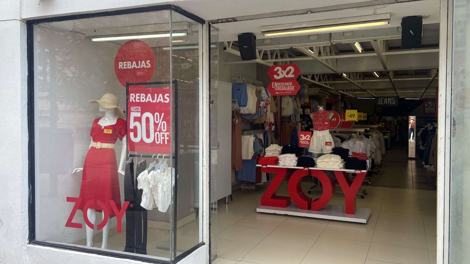 Destrozan delincuentes ventanal de tienda de ropa en el Centro