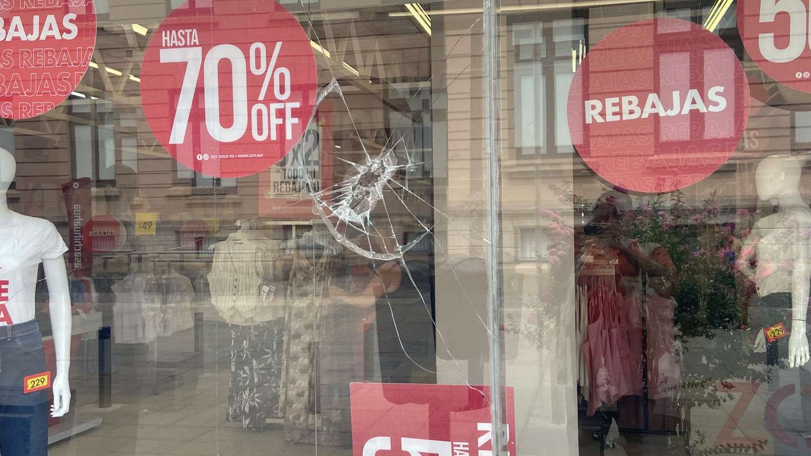 Destrozan delincuentes ventanal de tienda de ropa en el Centro