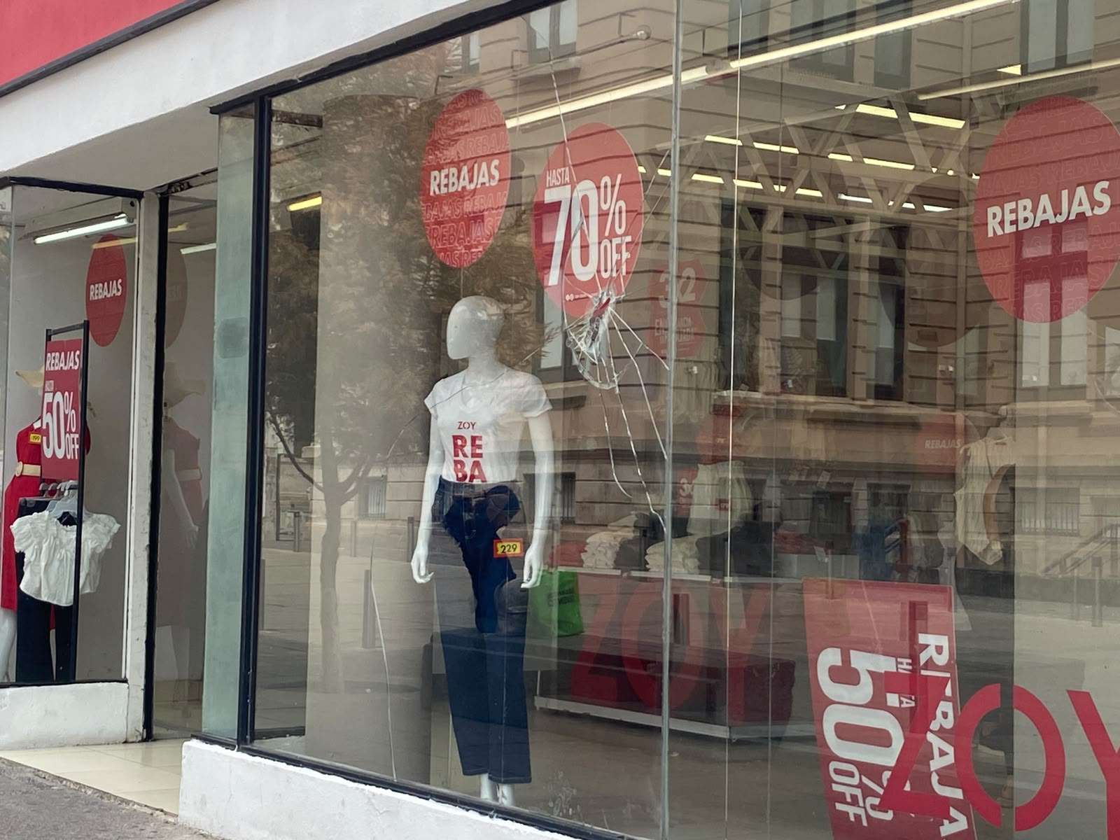 Destrozan delincuentes ventanal de tienda de ropa en el Centro