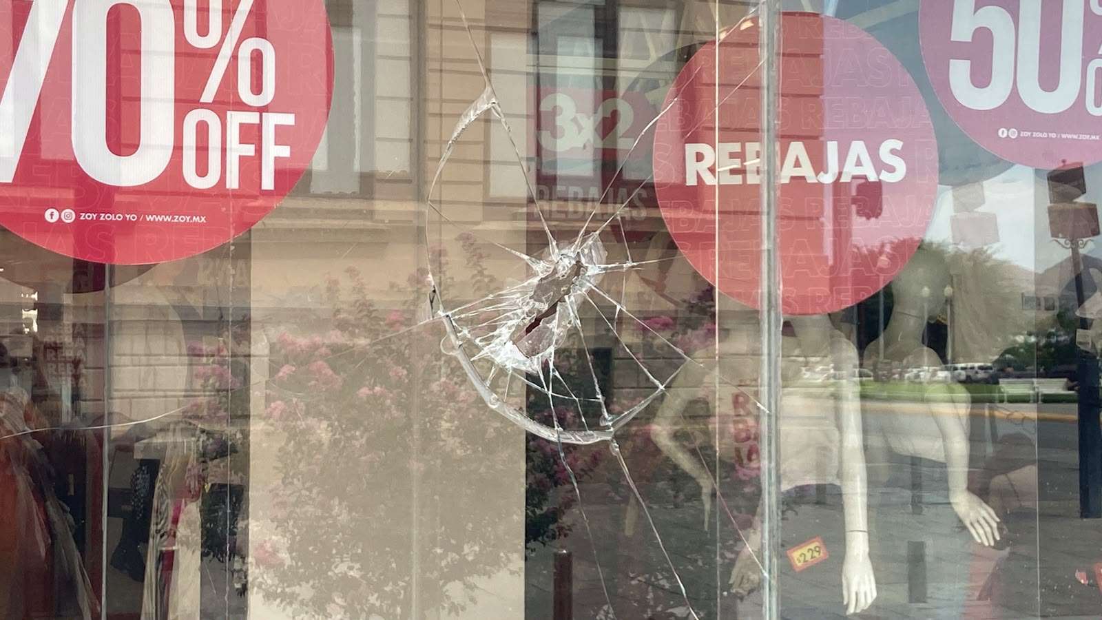 Destrozan delincuentes ventanal de tienda de ropa en el Centro