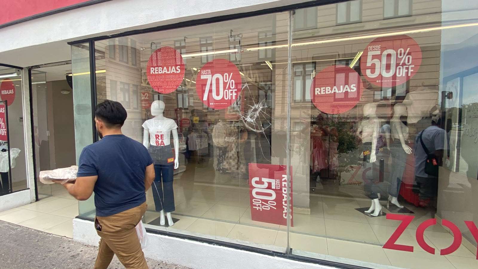 Destrozan delincuentes ventanal de tienda de ropa en el Centro