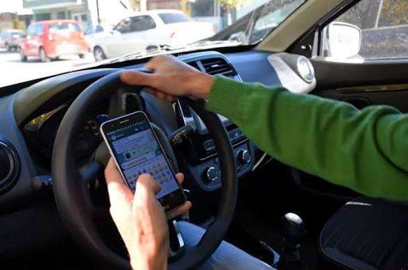 Deja hasta mil 200 multas al mes usar celular al volante 