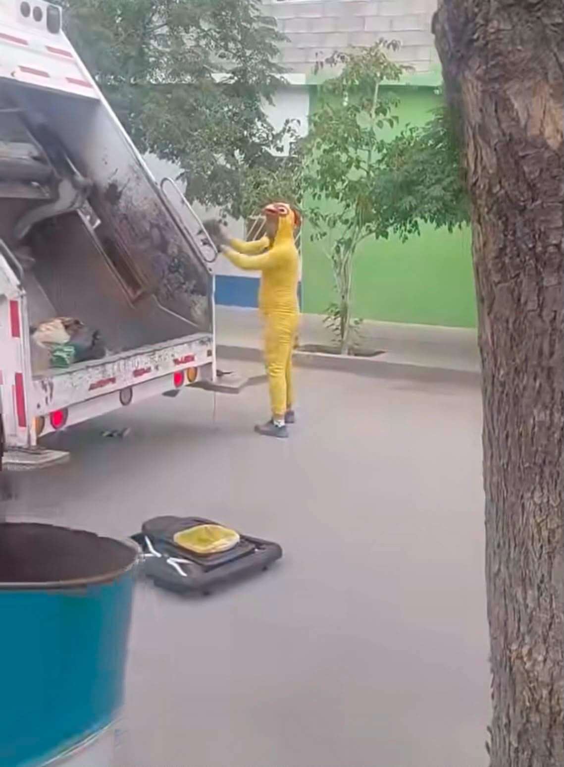 Alegra su jornada recolector de basura con disfraz de pollo y se vuelve viral