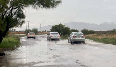 Se inundan calles del oriente de la ciudad por lluvias