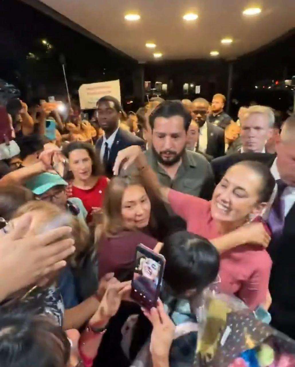 Señalan a mujer que recibió a Sheinbaum en Nueva York de movilizar migrantes
