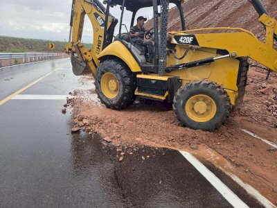 Limpian carretera Bavispe-NCG luego de deslaves por lluvias