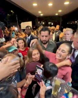 Señalan a mujer que recibió a Sheinbaum en Nueva York de movilizar migrantes