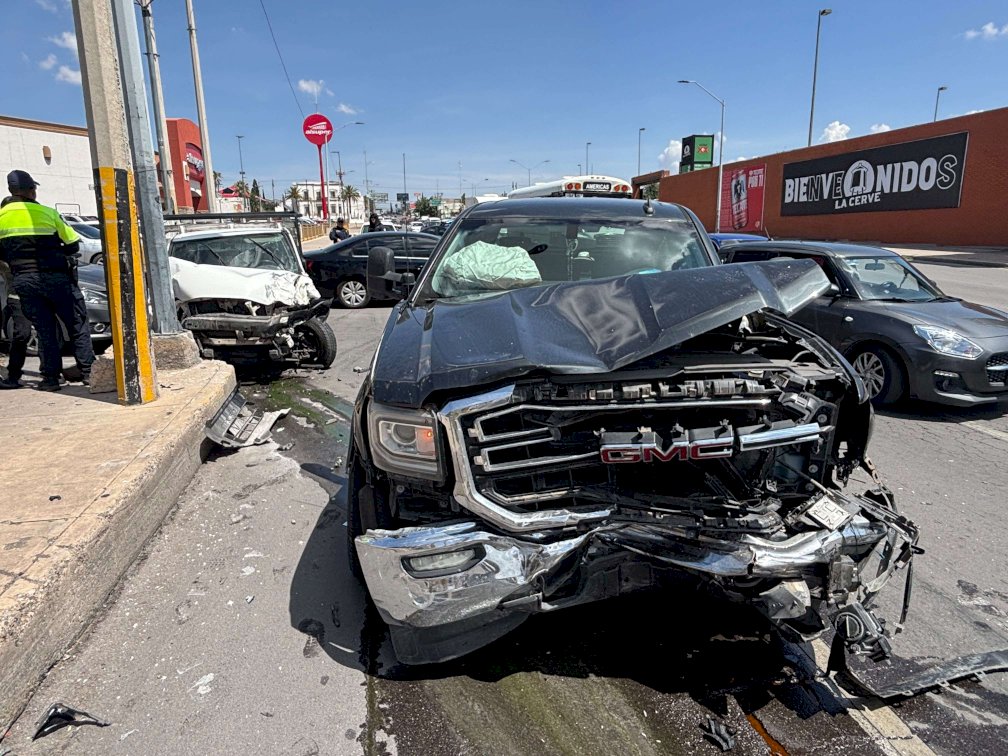 Chocan frente a cervecería en Pacheco y Juárez 