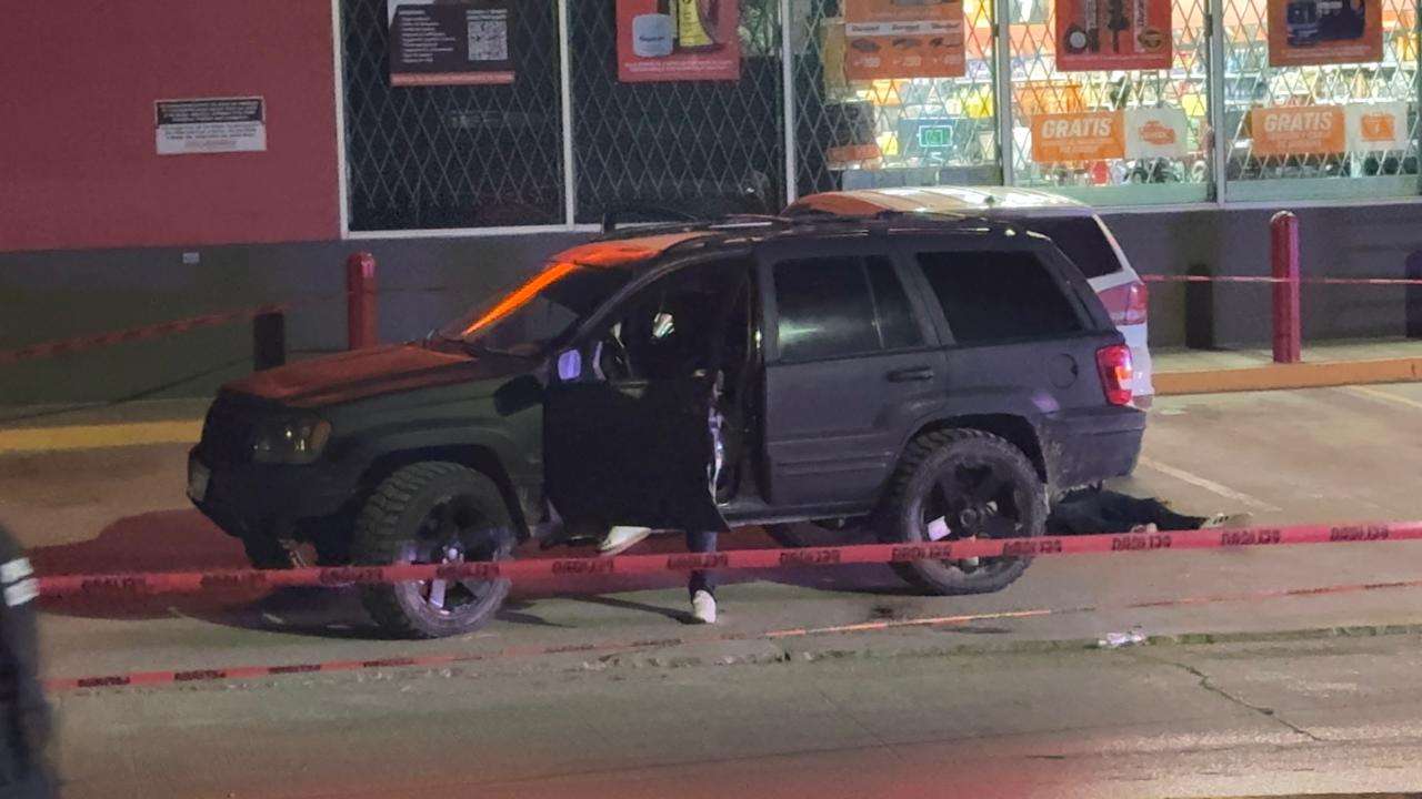 Asesinan a tres a balazos en AutoZone del Km 20