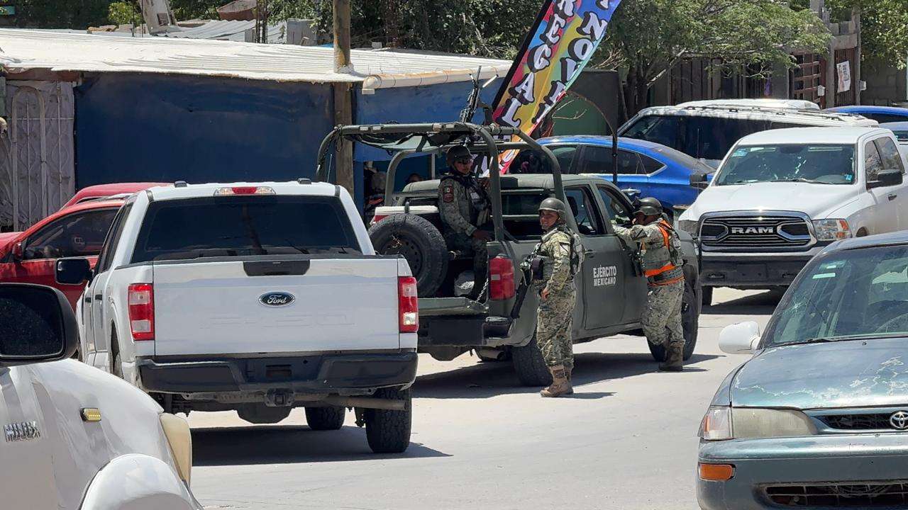 Catean domicilio detienen a mujer y armas involucradas en homicidio 